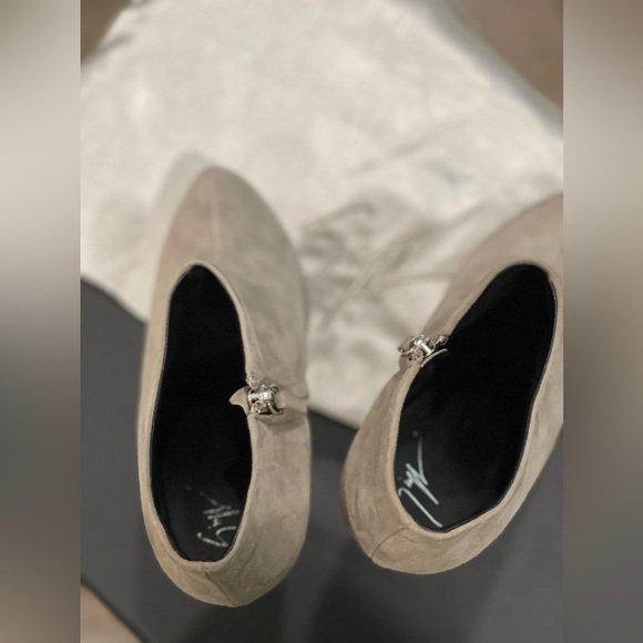 GIUSEPPE ZANOTTI Gray Suede Ankle Booties *Excellent condition!* - Picture 4 of 5